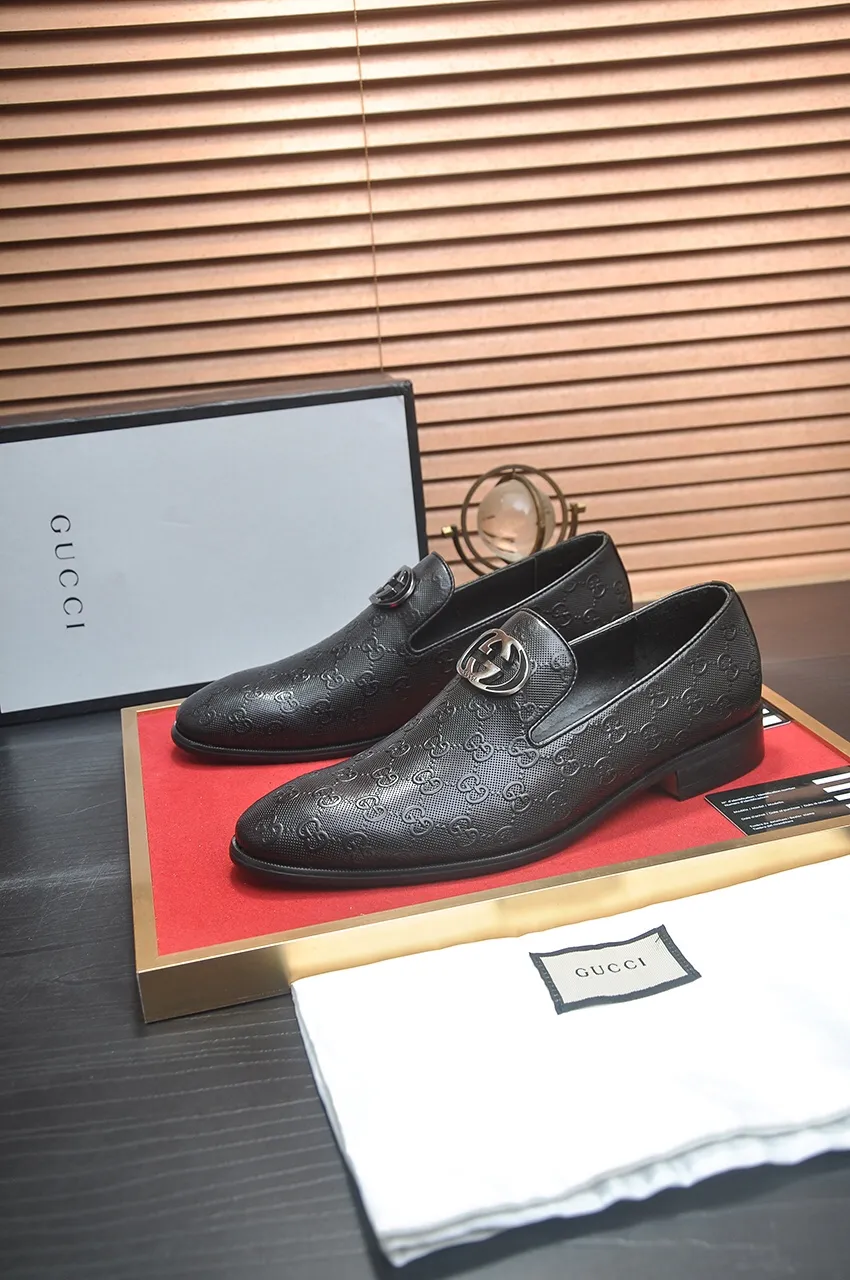 Men's shoes💰500💶Italy's top luxury men's shoe giant (GUCCI) (Gucci) (full cowhide lining) new arrival🍃Original European style🔰 Pleasant to the eye😍In order to make the shoes more durable and non-deformable🌀The production continues to follow traditional methods but there is still no lack of innovation💪Choose original sheepskin for the leather♻️ Smooth and natural And extra bright ⭐Made of imported cowhide, the first choice of rich people 38-45 (45 customized)
